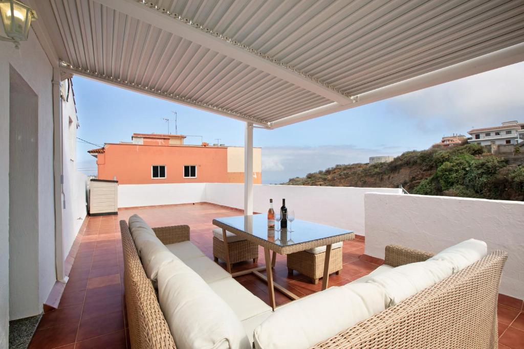 eine Terrasse mit einem Tisch und Stühlen auf dem Balkon in der Unterkunft los diablitos 3c in San Juan de la Rambla