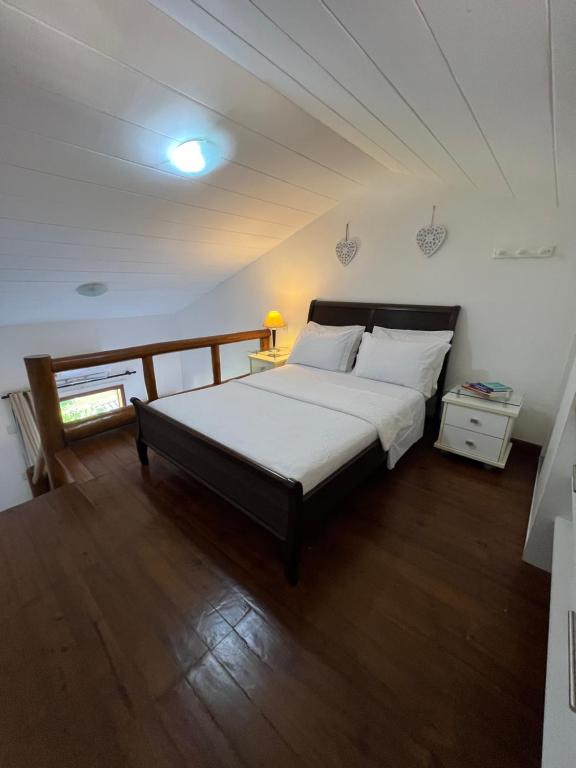 En eller flere senge i et værelse på Loft encantador em Praia do Forte próximo à Vila.