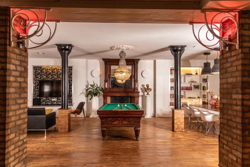 un salon avec une table de billard dans l'établissement TheRoyals, à Reims