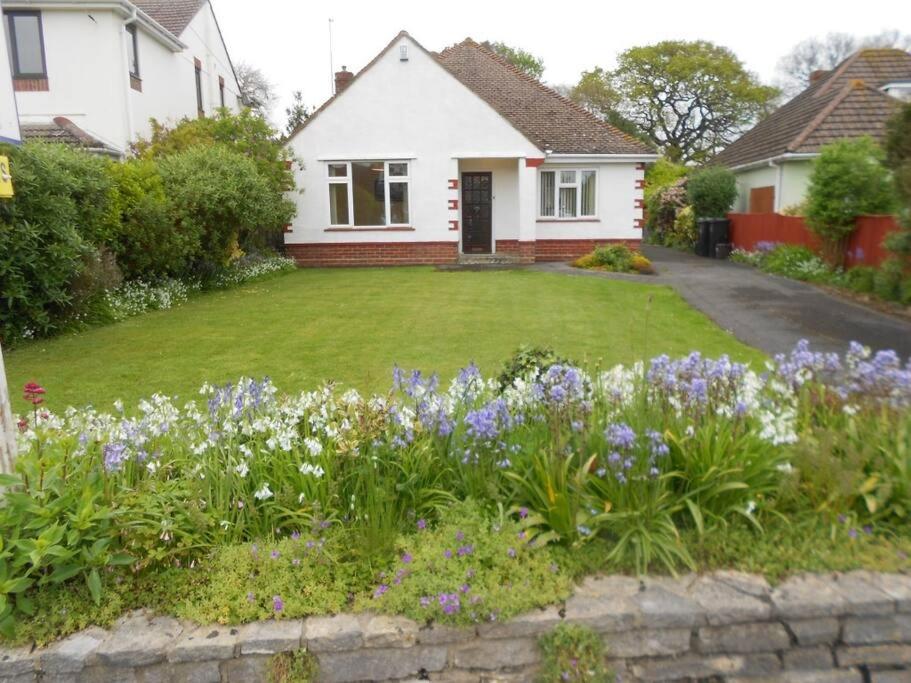 un jardín frente a una casa con flores en BOURNECOAST: LOVELY BUNGALOW NEAR THE SEA - HB2087, en Bournemouth