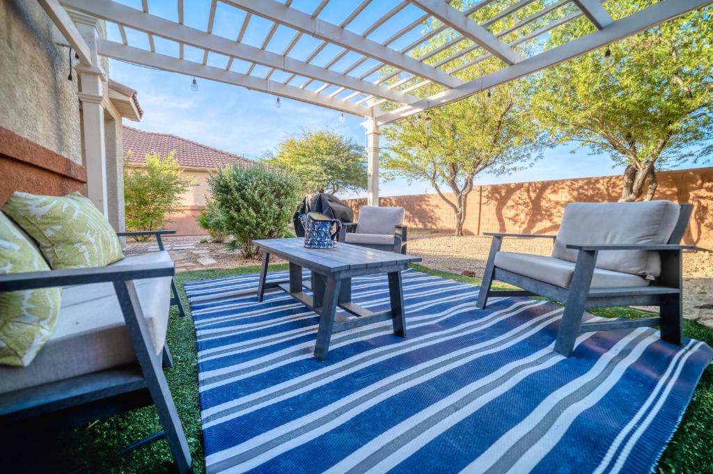 patio con tavolo e sedie sotto un pergolato di Mesquite 2BR Townhome with Pool & Gym Access a Mesquite
