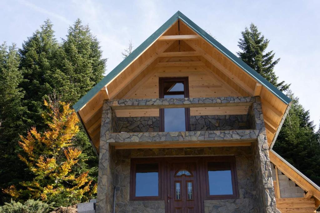eine Blockhütte mit einem Gamerleich-Dach in der Unterkunft Weekend House Komovi-Kobildo in Kolašin