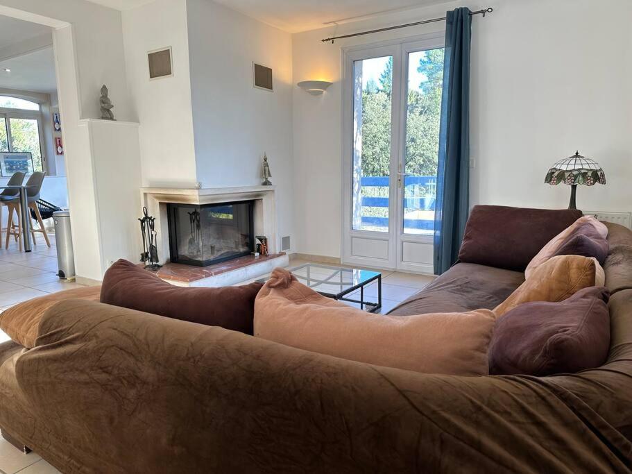 uma sala de estar com um sofá e uma lareira em La maison de pierres onches em Anduze