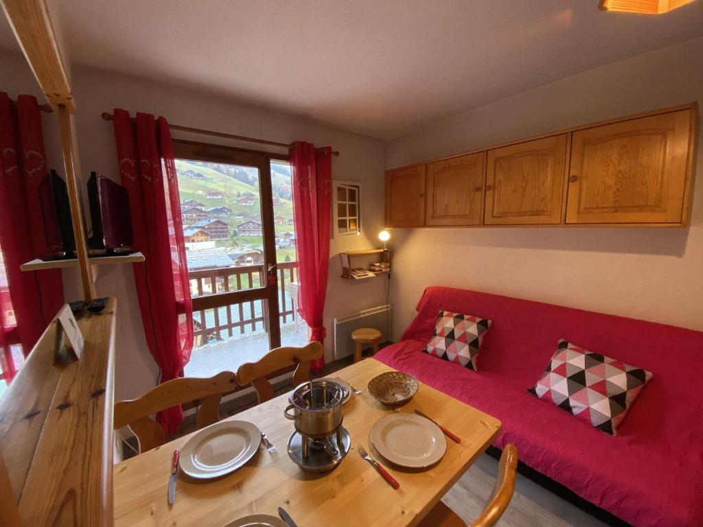 Χώρος καθιστικού στο Appartement 4 pers., village, proche pistes, piscine l'été, commerces à pied - FR-1-342-141
