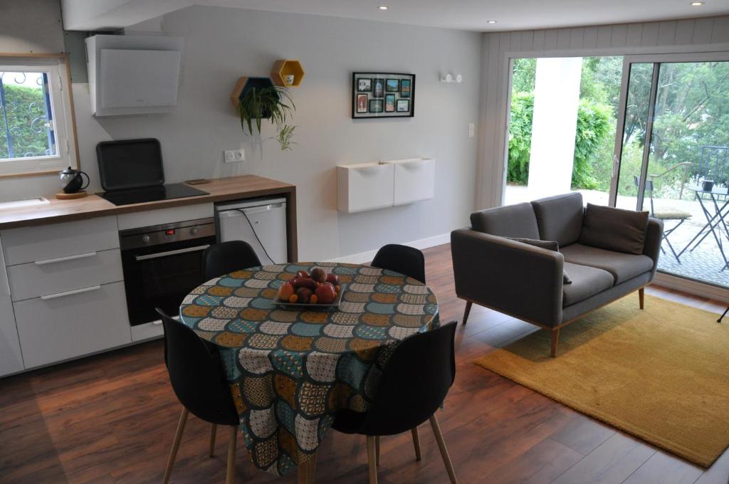 une cuisine et un salon avec une table et un canapé dans l'établissement Gîte Mahatxak, à Cambo-les-Bains