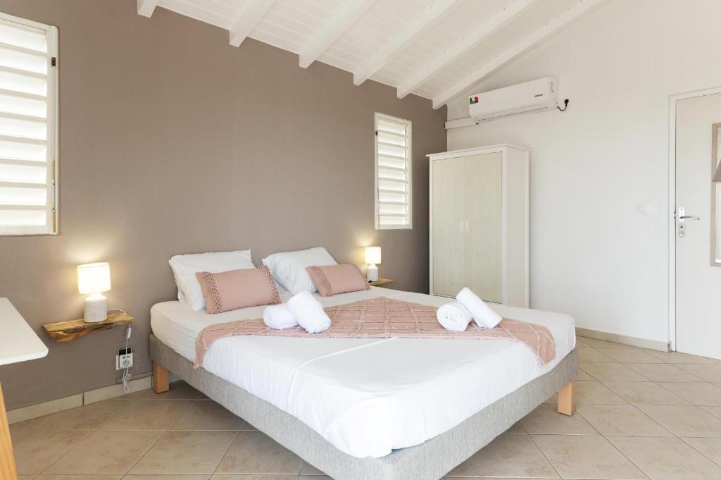 Postel nebo postele na pokoji v ubytování VILLA HOLIDAYS - Piscine + Vue sur mer + Accès randonnée