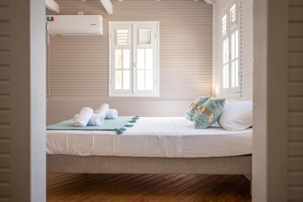 Postel nebo postele na pokoji v ubytování VILLA HOLIDAYS - Piscine + Vue sur mer + Accès randonnée