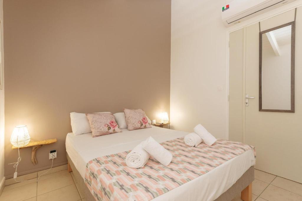 Postel nebo postele na pokoji v ubytování VILLA HOLIDAYS - Piscine + Vue sur mer + Accès randonnée