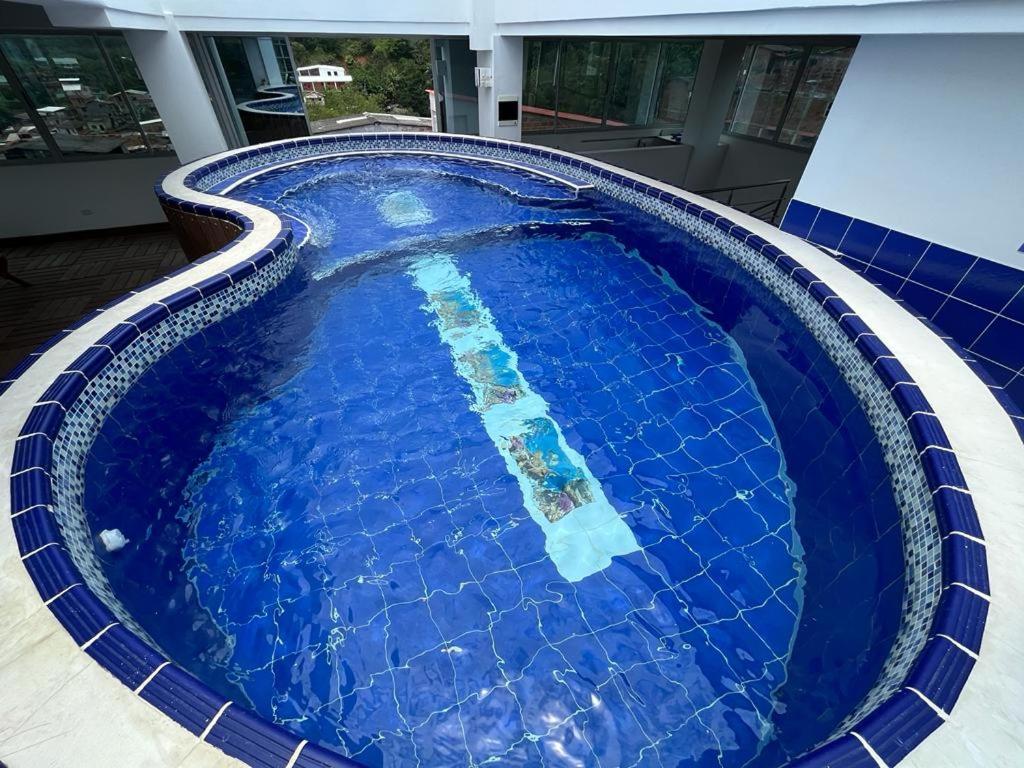 uma grande piscina azul numa casa em Penthouse San Rafael em San Rafael