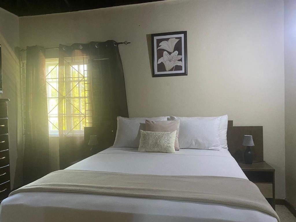 מיטה או מיטות בחדר ב-Lachemar Guest House