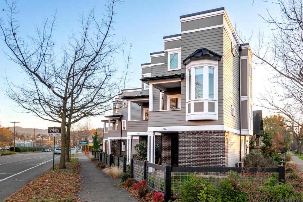 Cozy 2BR Duplex Near WWU & Downtown Bellingham, Bellingham Precios