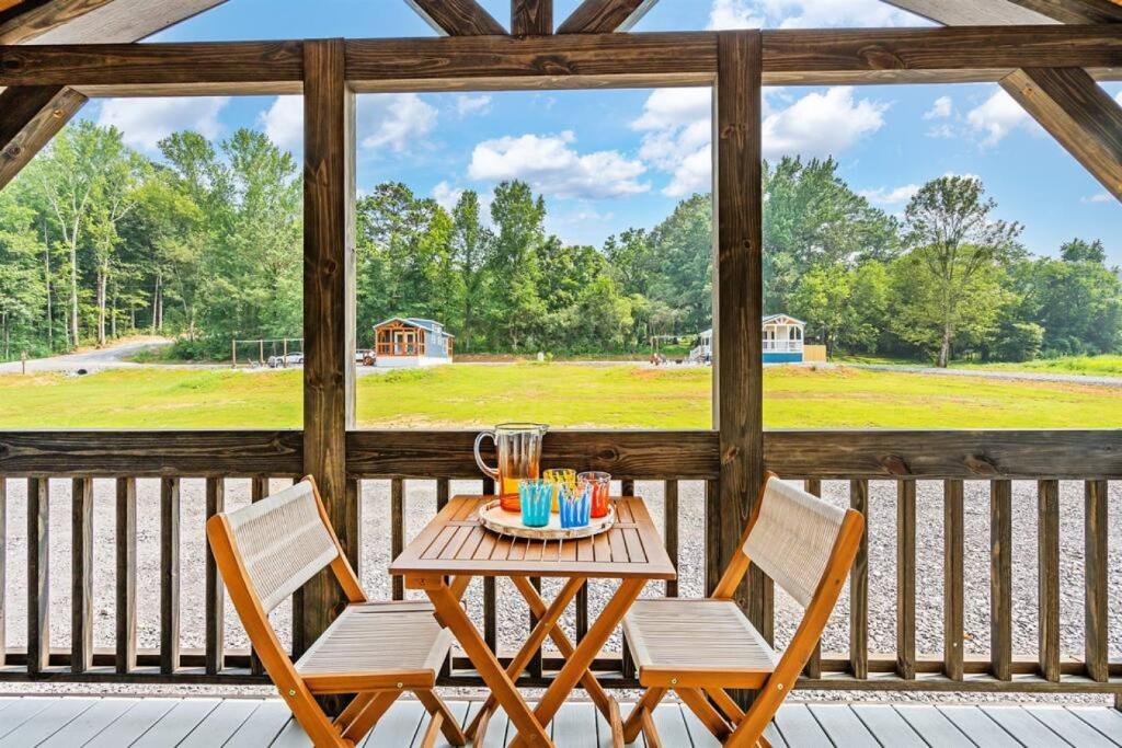 Balkón nebo terasa v ubytování 5 Cozy Casita Lux Tiny House, Firepit, 5 Mins To Downtown Guntersville