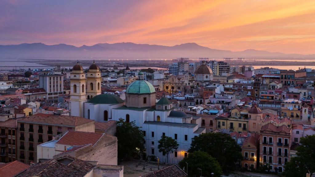 - une vue sur la ville au coucher du soleil dans l'établissement CIMAROSA ROOM AFFITTI BREVI, à Cagliari