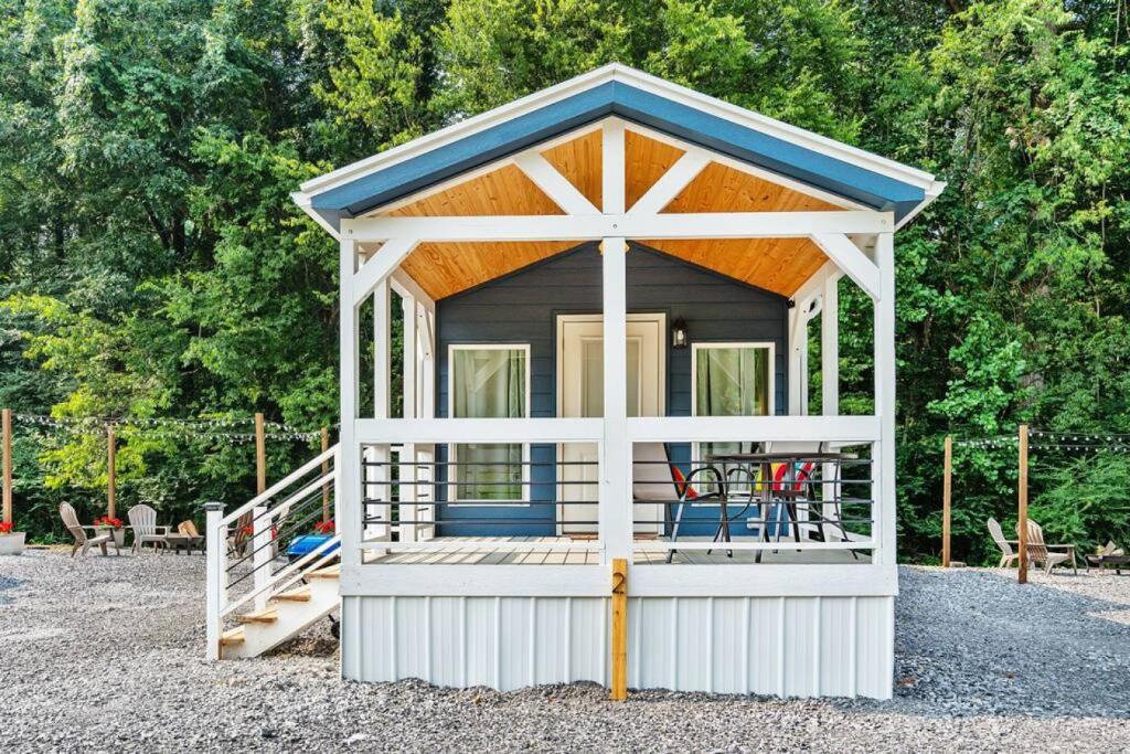 2 Villa D'Azur Luxury Tiny House Mins to Lake Guntersville, Downtown