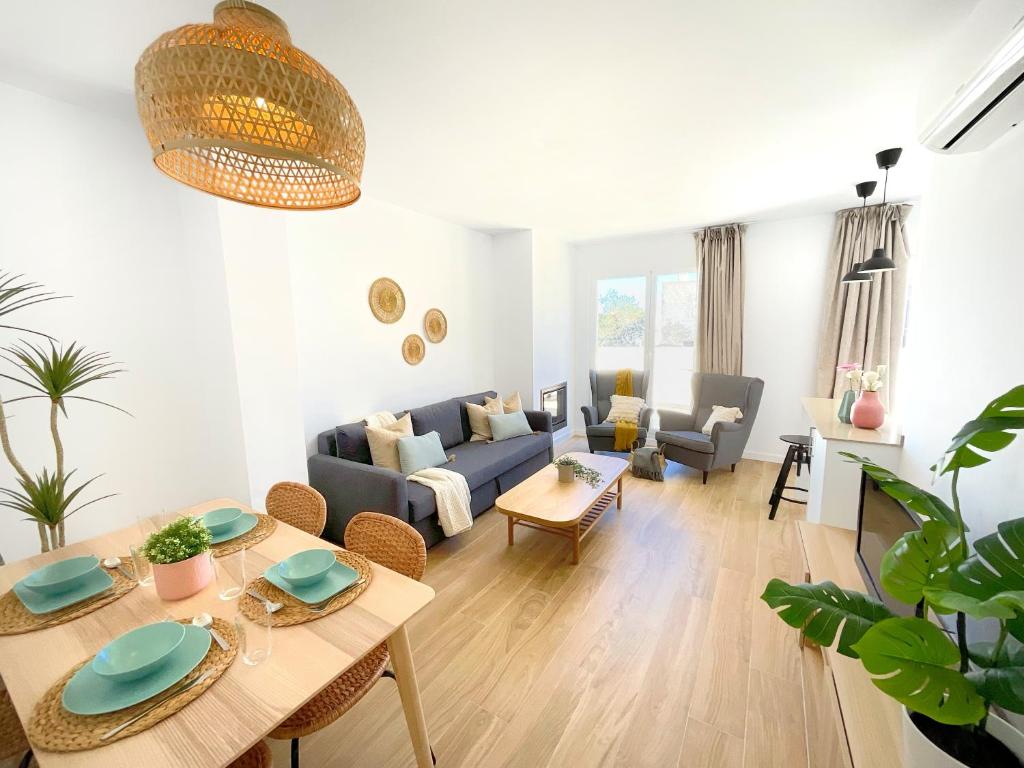 豐東的住宿－Mirasierra centro Fondón，客厅配有沙发和桌子