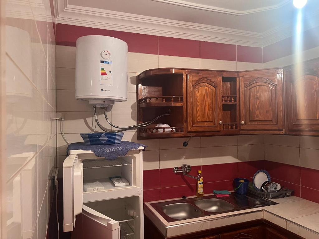 Kuchyň nebo kuchyňský kout v ubytování 2 Zimmer Wohnung Corniche Nador Sidi Ali- am Meer & Wifi