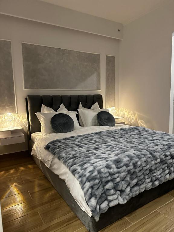 ein Schlafzimmer mit einem großen Bett mit einer schwarzen und weißen Bettdecke in der Unterkunft Luxury Studio 7 in Roşu