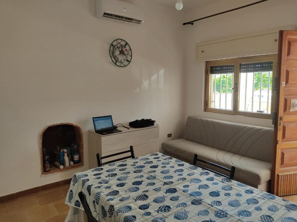 - un salon avec un lit et un canapé dans l'établissement Villa Dolce, à Campomarino