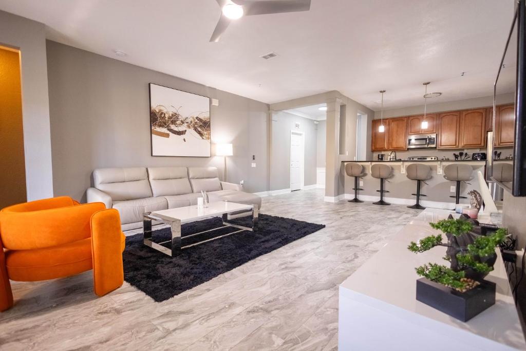 DISNEY PARKS- International Dr - Orlando Luxury Condominium- Fully Equipped - 3bed & 2 bath- في أورلاندو: غرفة معيشة مع أريكة وطاولة