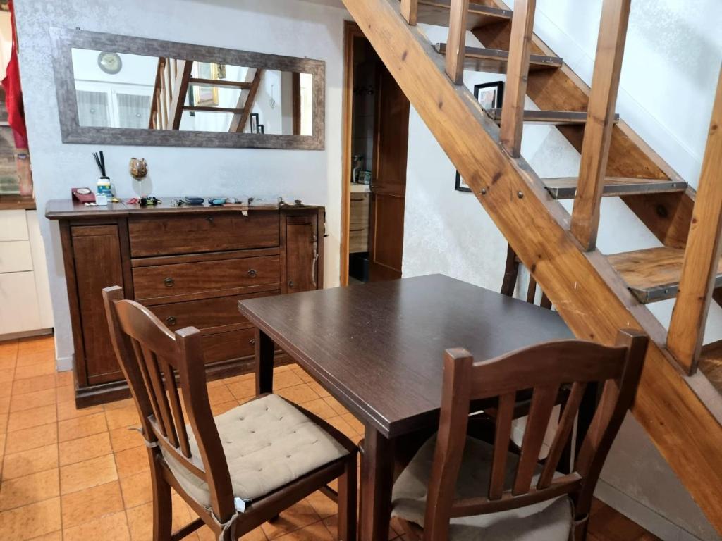 comedor con mesa de madera y sillas en La Casa di Paulina, en Cerveteri