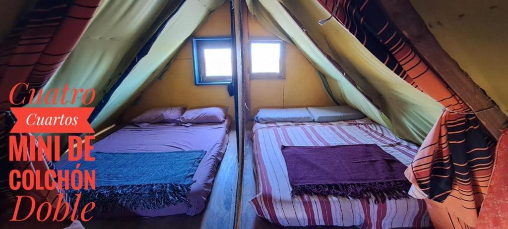 Una habitación con 2 camas en una tienda en Alojamiento Corazon de Ballena, en Cabo Polonio