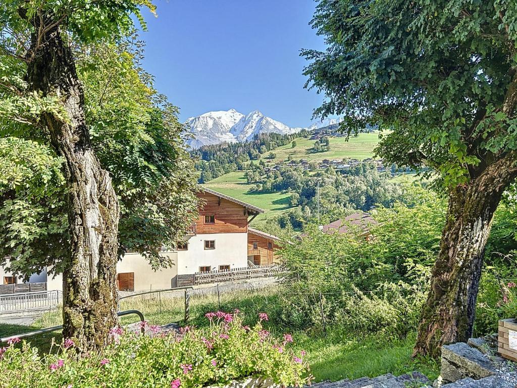 - une vue sur la montagne depuis deux arbres dans l'établissement Appartement Combloux, 3 pièces, 6 personnes - FR-1-560-52, à Combloux