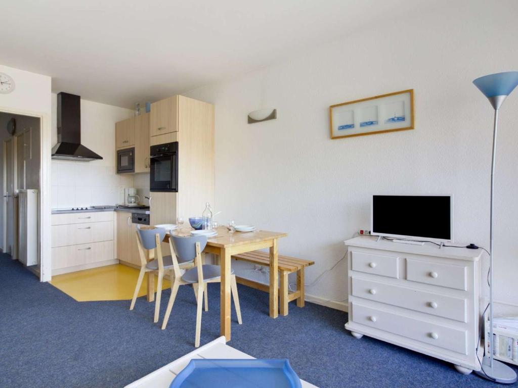 un salon avec une table et une cuisine dans l'établissement Studio rénové pour 6 pers. au pied des pistes - FR-1-400-96, à Eaux-Bonnes