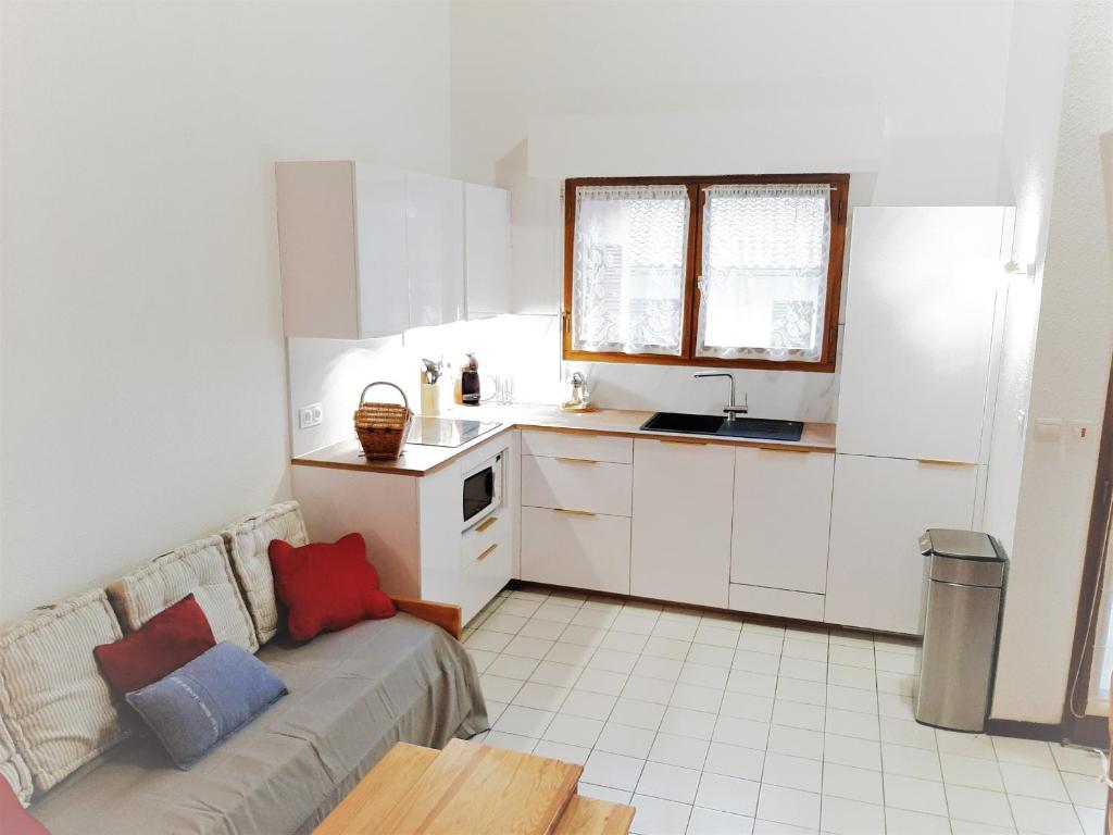 ein Wohnzimmer mit einem Sofa und einer Küche in der Unterkunft Appartement Capbreton, 3 pièces, 4 personnes - FR-1-239-608 in Capbreton