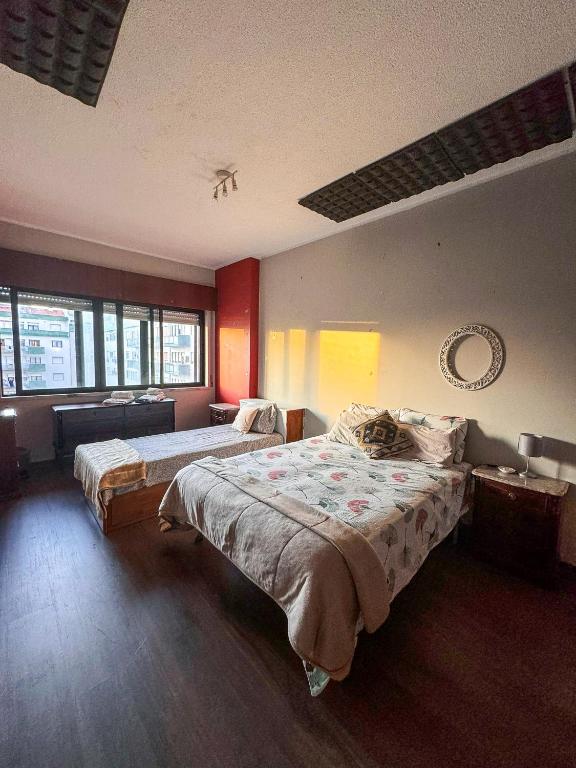 una camera con due letti e un divano di Apartamento Chill Stay a Oeiras