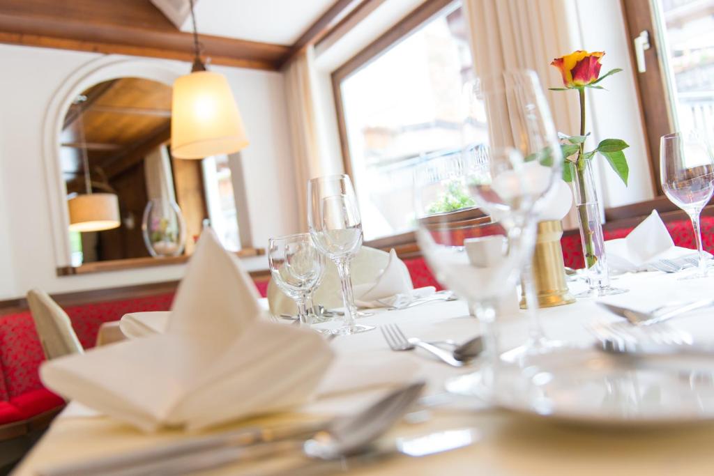 A restaurant or other place to eat at Hotel Dachstein
