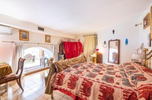 ローマにあるLa casa magicaのベッドルーム1室(ベッド1台、椅子、窓付)