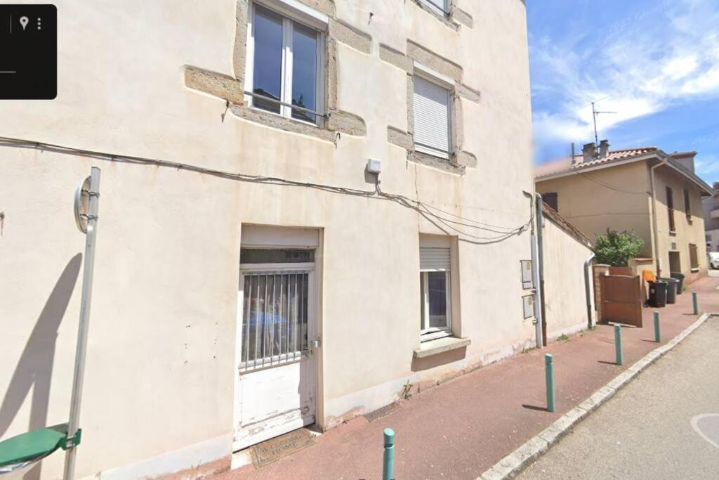 un edificio blanco al lado de una calle en Le Cocon de L'Horme 30 min LYON Parking privé en LʼHorme