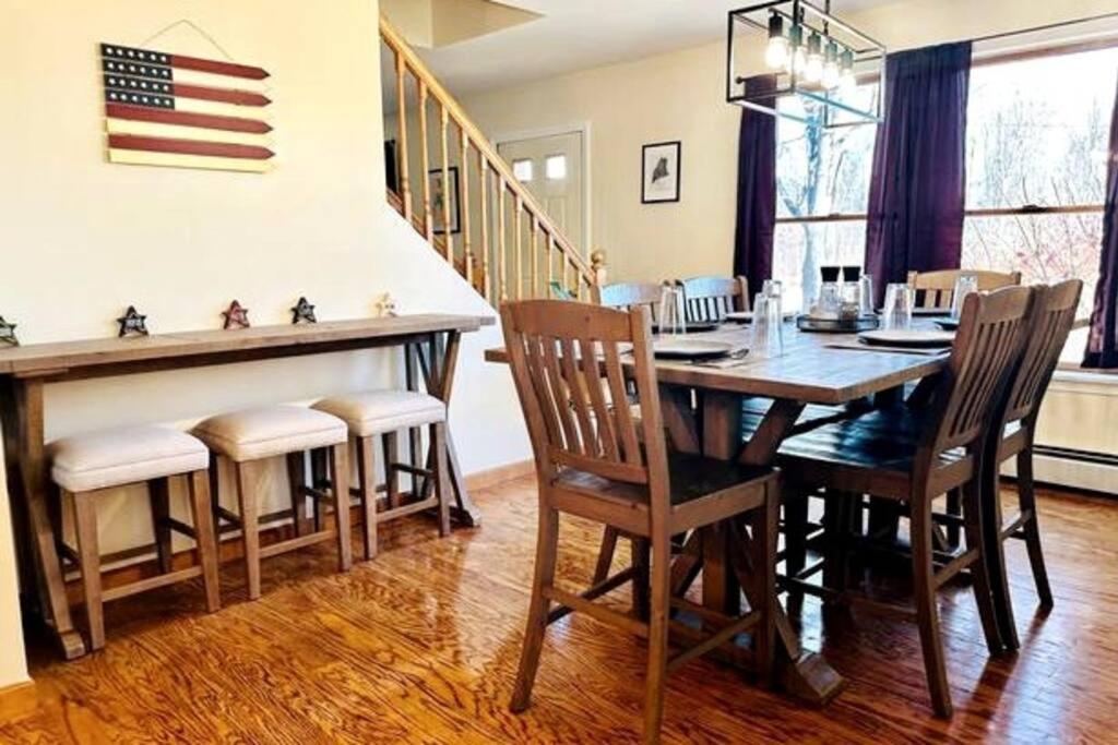 een eetkamer met een houten tafel en stoelen bij Spacious Country Home, Hot Tub, Fire Pit, Deck 