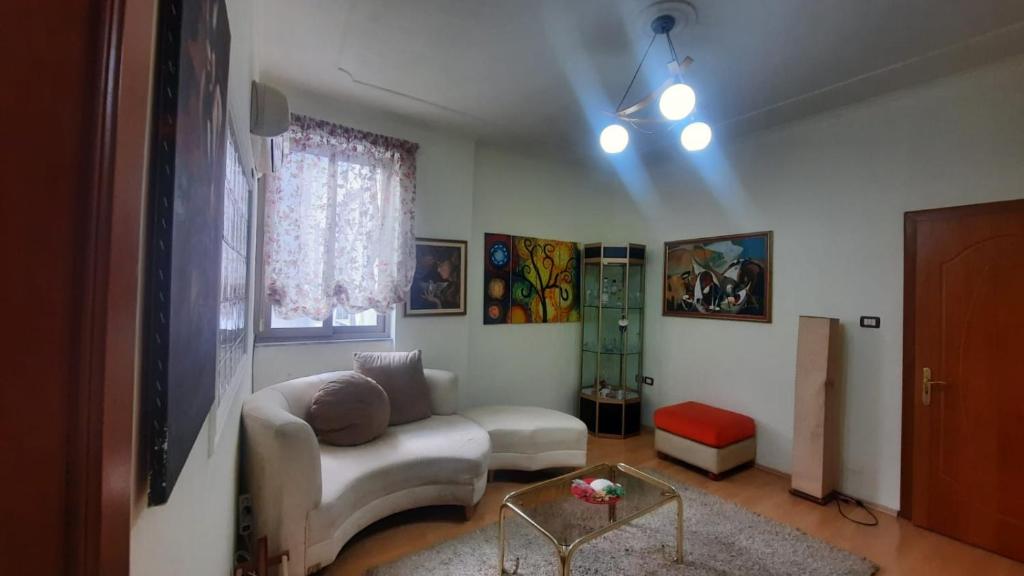 uma sala de estar com um sofá e uma mesa em Beautiful flat in the center of Shkodra, Albania em Shkodër