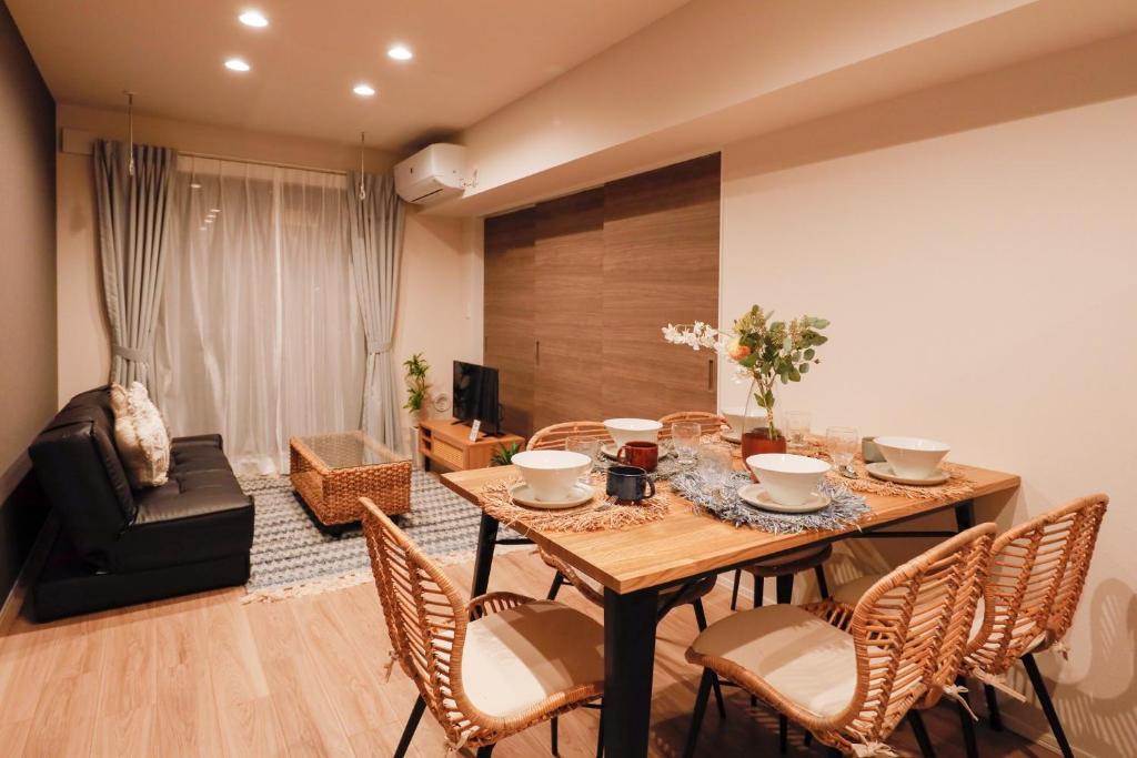 comedor con mesa y sillas en Pacific Coast Katasekaigan - Vacation STAY 15738, en Fujisawa