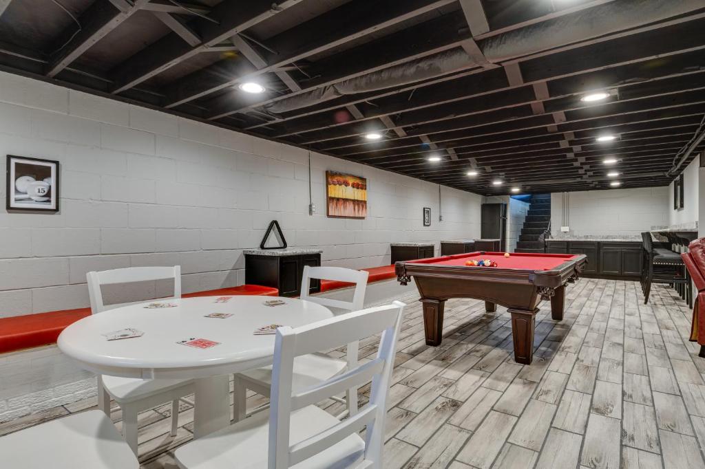 Cette chambre comprend une table de ping-pong et un billard. dans l'établissement Enchanting Montgomery Escape with Private Hot Tub!, à Washington