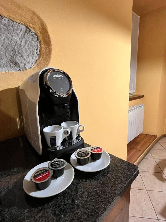 Příslušenství pro přípravu čaje a kávy v ubytování Agriturismo Edoardo Patrone