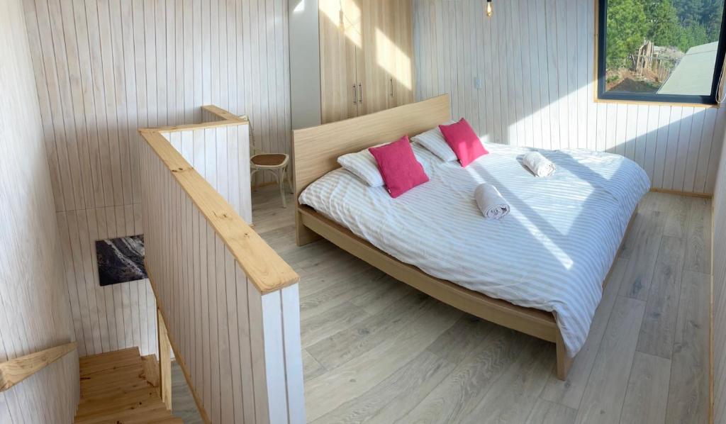 Postel nebo postele na pokoji v ubytování Beach escape to Pichilemu - Not so tiny house