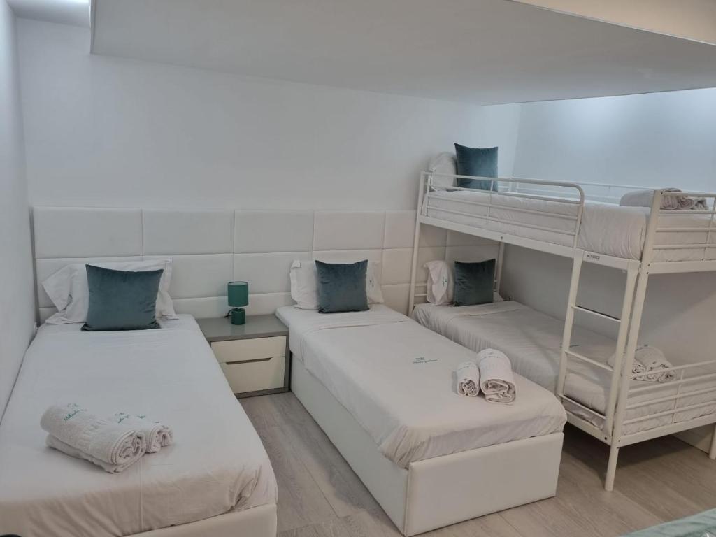 - une chambre avec 2 lits et des lits superposés dans l'établissement Mikaela Guest House 2, à Ramada