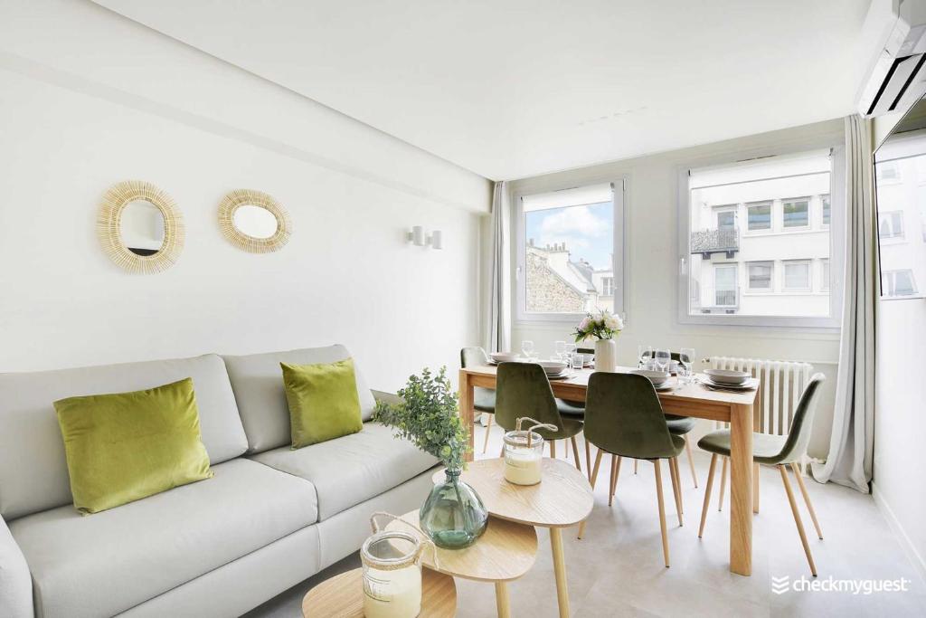 un salon avec un canapé blanc et une table dans l'établissement Residence Champs Elysees - Ponthieu, à Paris
