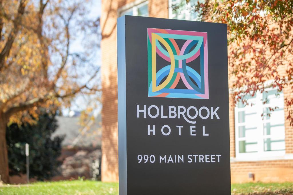 un panneau indiquant un hôtel hudbush devant un bâtiment dans l'établissement The Holbrook Hotel, à Danville