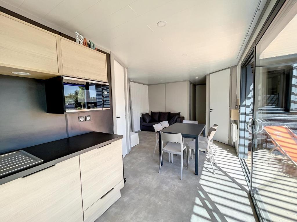 Zdjęcie z galerii obiektu Chalet de standing à Jullouville - Piscine chauffée, près de la plage, 6 couchages, Wi-Fi - FR-1-361-453 w mieście Jullouville-les-Pins
