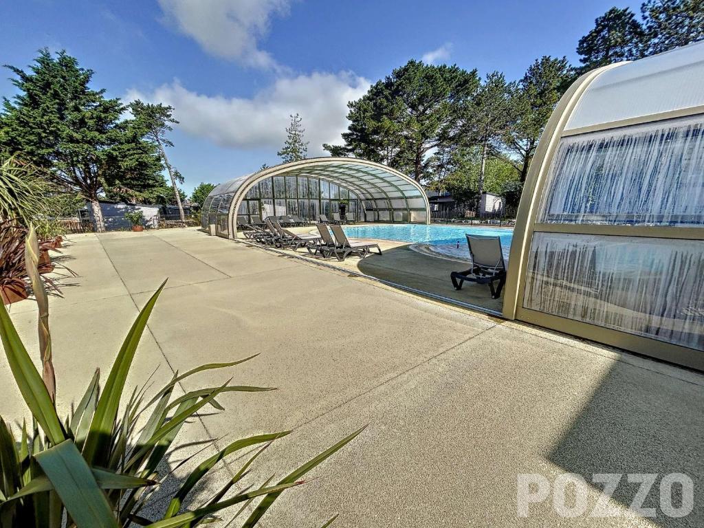 Zdjęcie z galerii obiektu Chalet de standing à Jullouville - Piscine chauffée, près de la plage, 6 couchages, Wi-Fi - FR-1-361-453 w mieście Jullouville-les-Pins