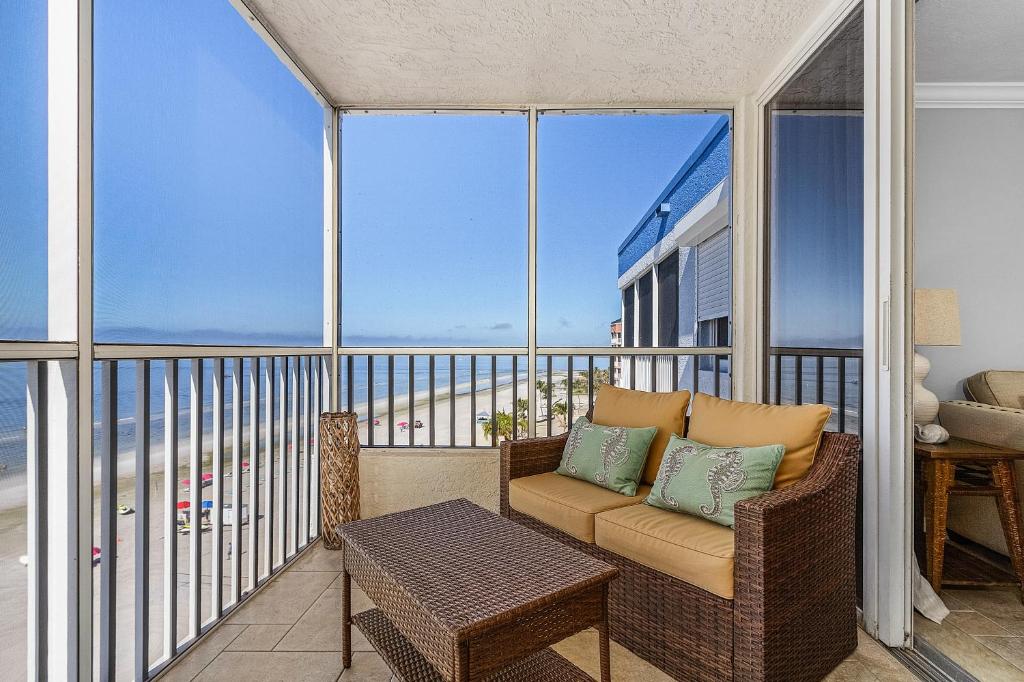 Rõdu või terrass majutusasutuses Welcome to Beach Villas # 704 - Updated Top Floor Gulf Front & Sunsets - Rental 250 Estero Blvd condo