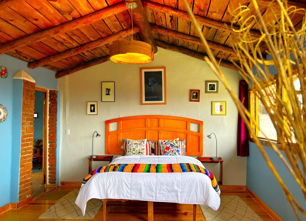 - une chambre avec un grand lit dans l'établissement Rancho EL PARAÍSO AJUSCO, à Mexico