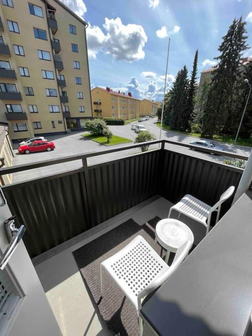 a balcony with two chairs and a table and chairs at Majoitusta 4:lle Pori in Pori