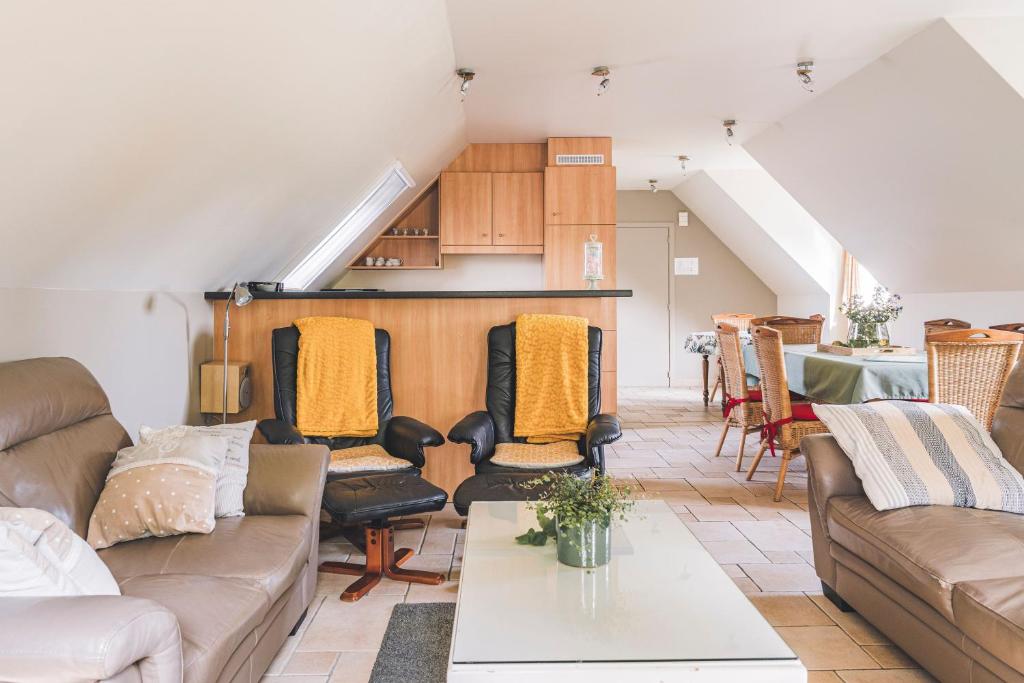 ein Wohnzimmer mit 2 Sofas und einem Tisch in der Unterkunft De Burkelhoeve appC in Maldegem