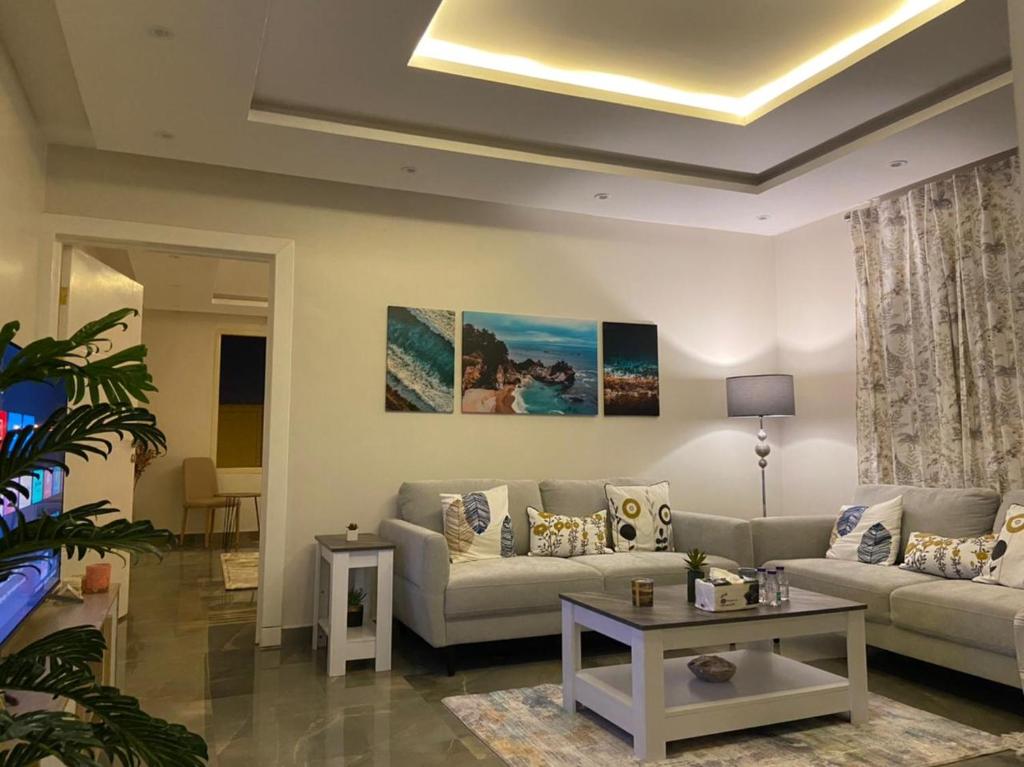 a living room with a couch and a table at شقه (غرفه+صاله)مطله على المركز المالي بدخول ذاتي in Riyadh