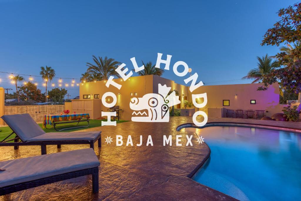 uma piscina em frente a um resort bula mexico em Hotel Hondo em Los Barriles