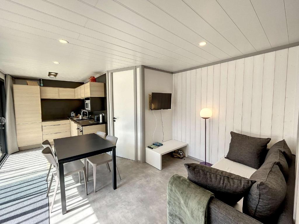 Televízia a/alebo spoločenská miestnosť v ubytovaní Chalet 4 pers avec piscine chauffée, terrasse privative, à 2 pas de la plage et commerces - FR-1-361-467